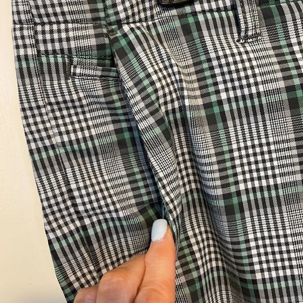 Tommy Bahama men’s golf shorts size 32. Gray‎ and green plaid.